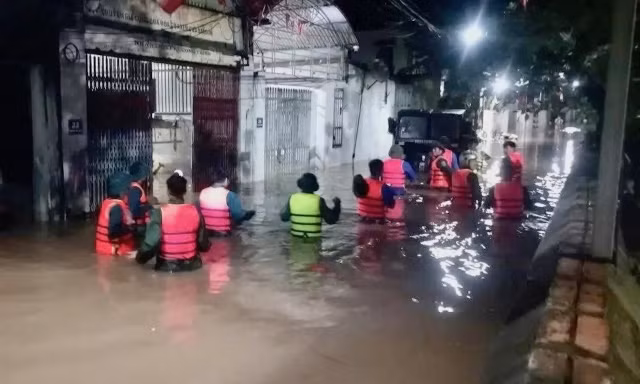 Hà Nội di dời hơn 60 hộ dân trong đêm
