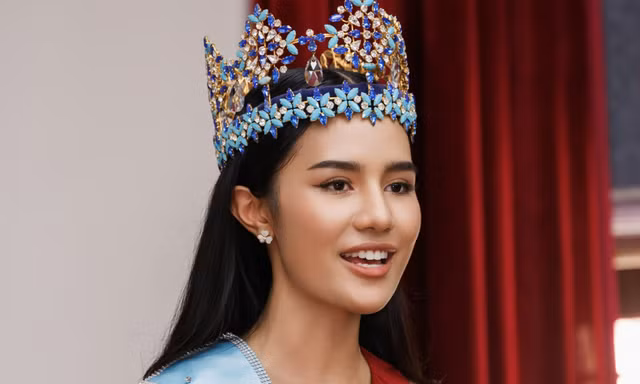 Đương kim Hoa hậu Thế giới trao quà cho trẻ em ở Quảng Ninh