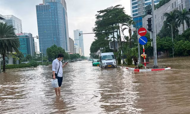 Sau 3 ngày mưa, Hà Nội còn nhiều điểm ngập, có nơi sâu 1m
