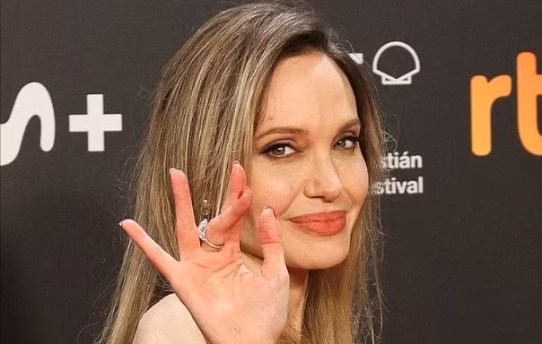 Angelina Jolie gây sốt