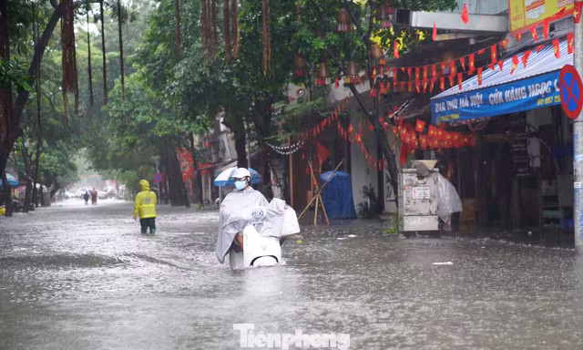 Chủ tịch Hà Nội: Chủ động cho học sinh nghỉ học, người lao động làm việc online ứng phó bão số 11