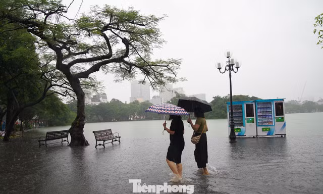 Nước hồ Gươm tràn bờ, nhiều tuyến phố cổ ngập sâu