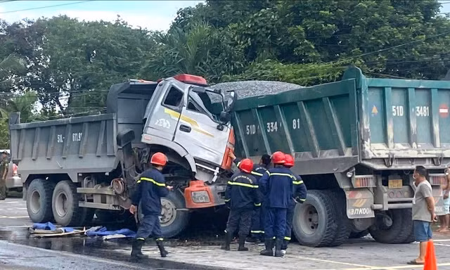 Hai xe ben đâm thẳng vào nhau, tài xế tử vong