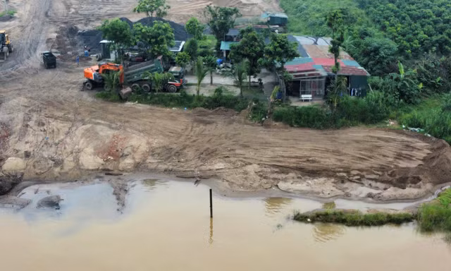 Hà Nội tổng rà soát bãi trung chuyển vật liệu dọc sông Đuống