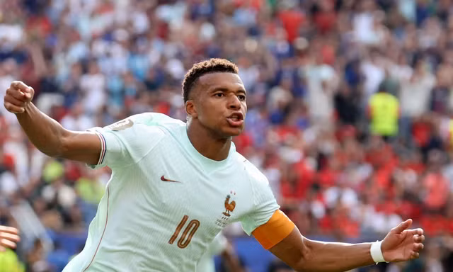 Chiếu World Cup phục vụ khách, quán cà phê có phải trả phí bản quyền?