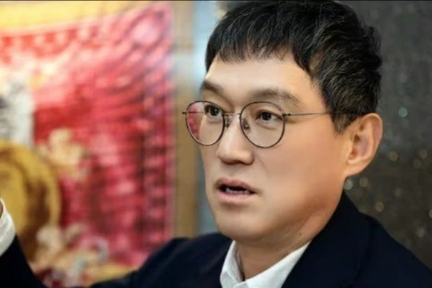 Nam diễn viên lái xe lao thẳng vào gầm xe tải 