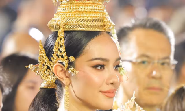 Dàn hoa, á hậu ở lễ hội té nước 