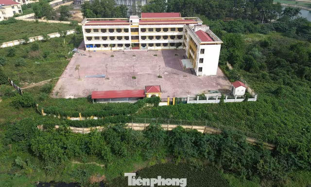 Xót xa hai ngôi trường khang trang bỏ hoang nhiều năm ở Hà Nội