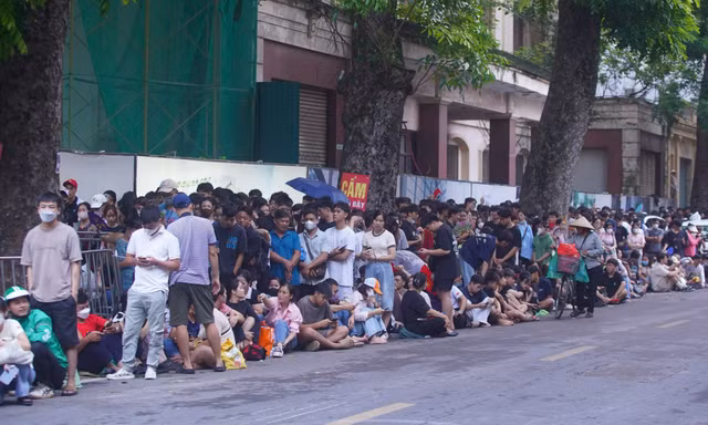 Hàng nghìn người đội mưa xuyên đêm trước cửa Nhà hát Lớn