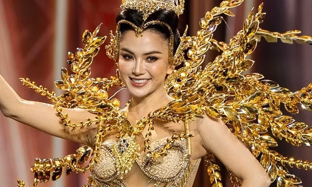 Thí sinh xiếc khỉ, trườn bò trên sân khấu Hoa hậu Hòa bình