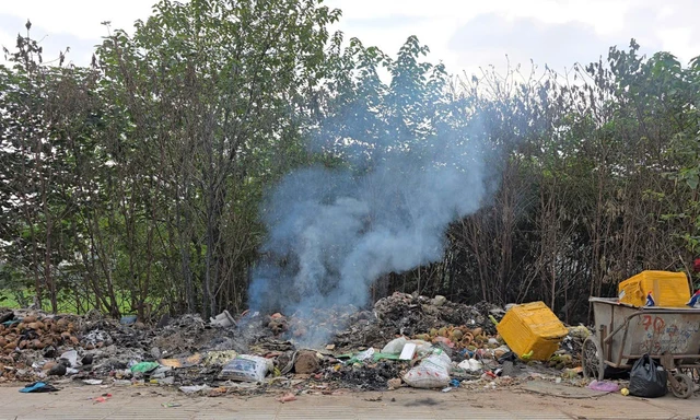Một bãi rác trên đường Phạm Tu bị đốt trái phép