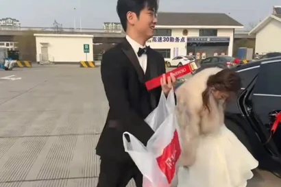 Hơn chục chiếc xe lạ nhập đoàn trên cao tốc, 'hộ tống' cô dâu lấy chồng xa