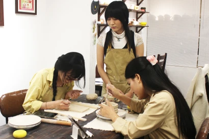 Nặn gốm giữa phố: Trào lưu 'chữa lành' mới của Gen Z Hà Nội