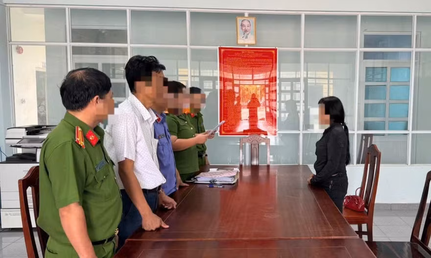Công an khám xét nhiều phòng bác sĩ tại một trung tâm y tế ở Lâm Đồng