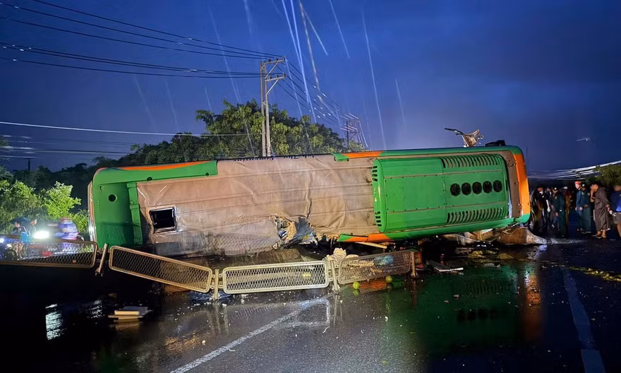 Xe khách tông dải phân cách lật ngang trên quốc lộ, làm 6 người bị thương