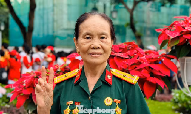 Cựu chiến binh 70 tuổi xếp hàng từ 3h sáng chờ xem Tổng duyệt A80