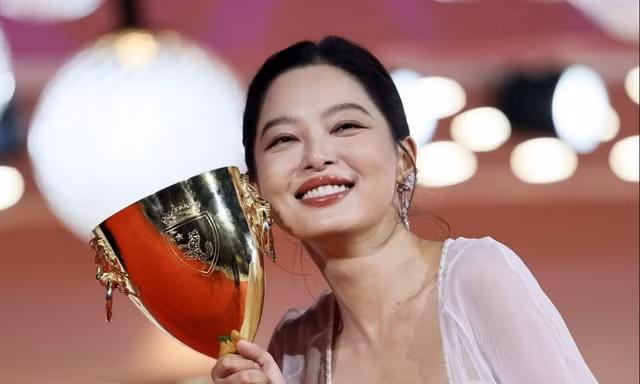 Mỹ nhân khiến Châu Tấn, Lưu Diệc Phi bị chê cười