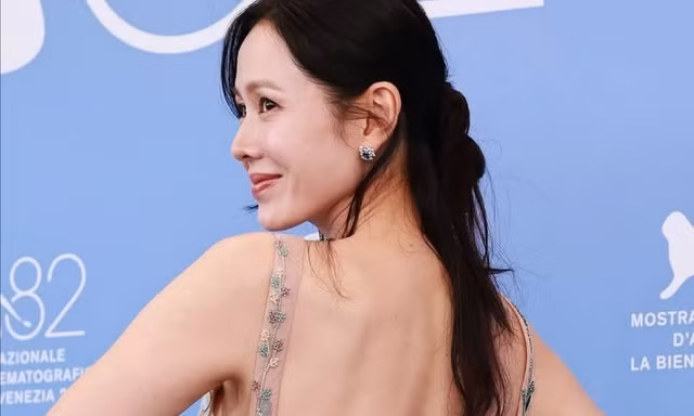 Nhan sắc tuổi 43 của Son Ye Jin dưới ống kính hung thần