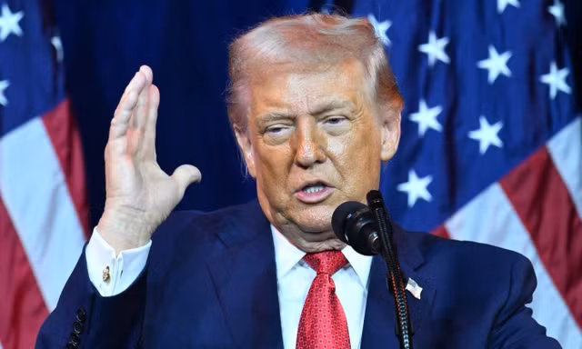 Đôi giày không vừa chân gây tranh cãi của ông Trump