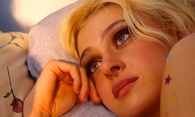 Phim của con dâu Beckham ngập cảnh 18+