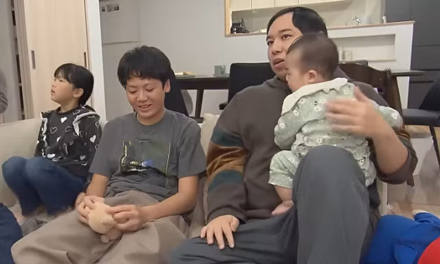 Chương trình về cậu bé 12 tuổi chăm sóc 5 em nhỏ gây phẫn nộ