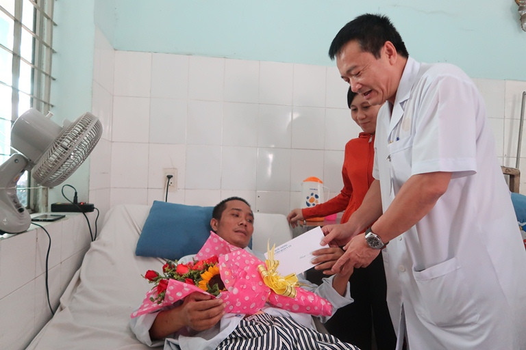 BS Đồng trao hoa chúc mừng bệnh nhân