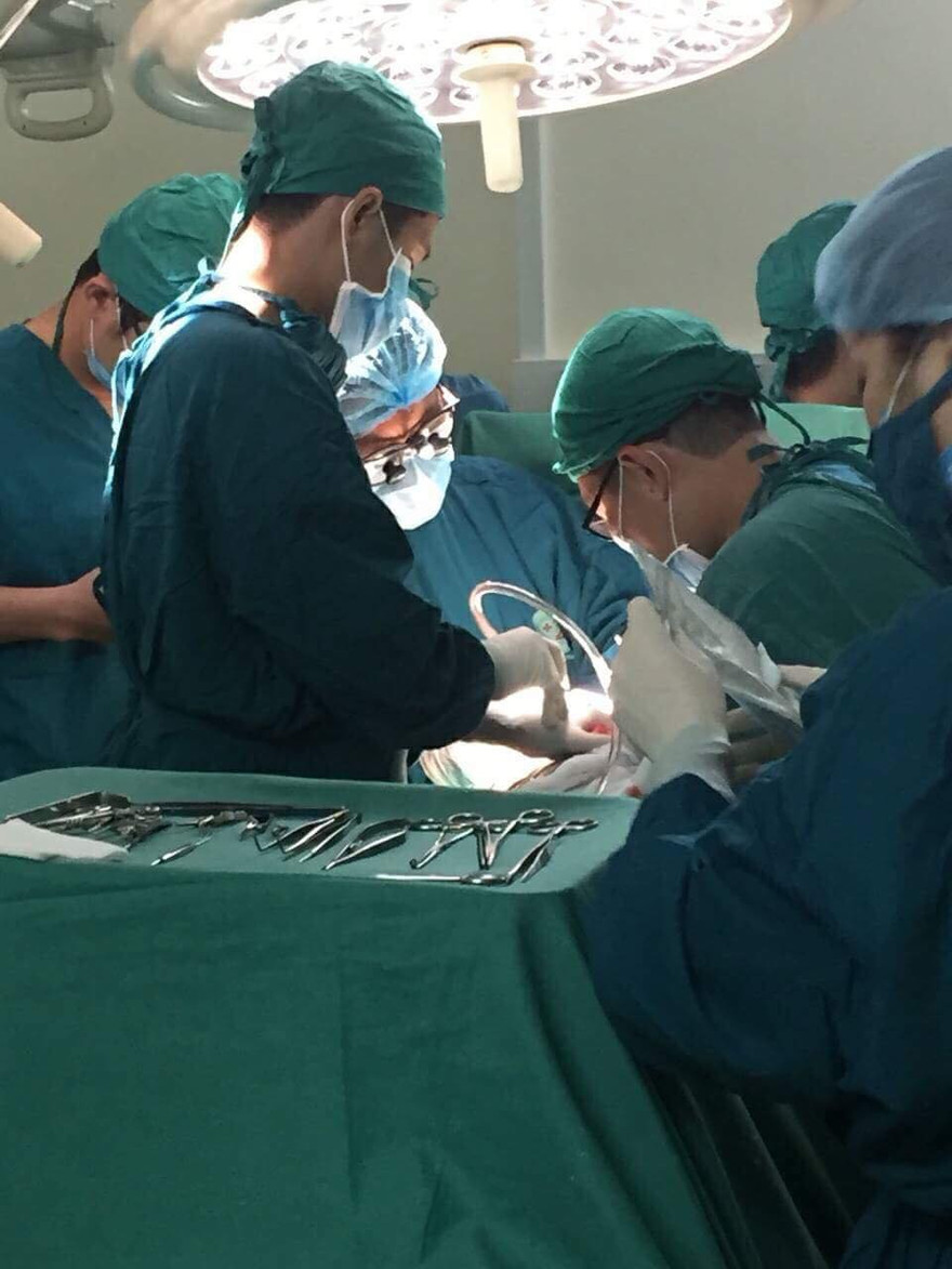 Cứu nam thanh niên chấn thương nặng sau tai nạn giao thông