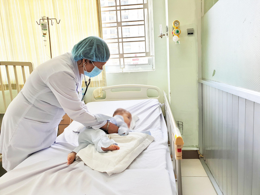 Cha mẹ chủ quan, bé 10 tháng tuổi suýt chết vì sốc mất nước