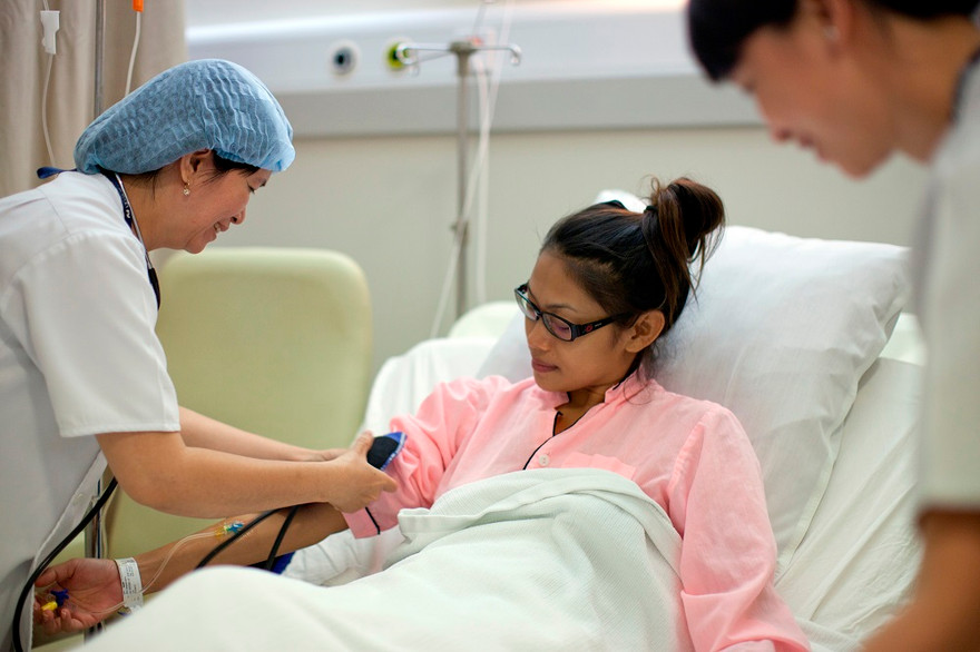 Điều dưỡng chờ bệnh nhân uống thuốc mới rời khỏi phòng bệnh