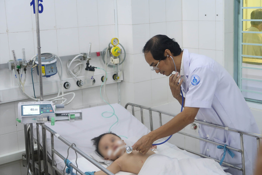 Cứu sống 2 bé trai nguy kịch vì mắc tay chân miệng độ 4