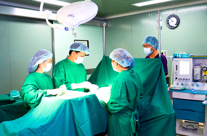 Bác sĩ 'câu' bệnh nhân ra ngoài mổ chui bị đình chỉ hoạt động 6 tháng