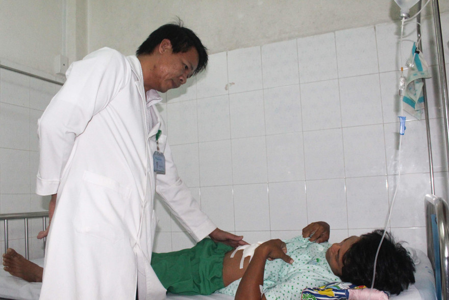 Chủ quan sau té giàn giáo, nam công nhân suýt chết tại quán nước bên đường