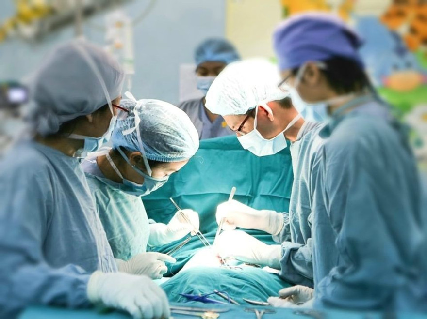 Nhảy từ ghế xuống đất, bé gái bị tre đâm xuyên hậu môn