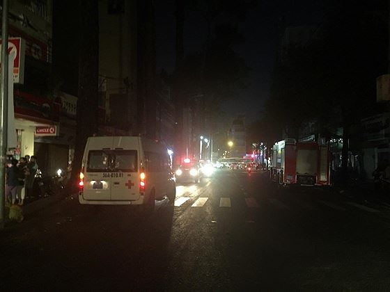 Xe cấp cứu nhanh chóng có mặt tại hiện trường. ảnh: Chí Thạch, báo SGGP