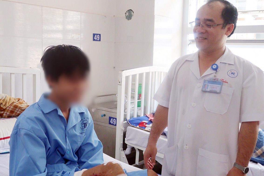 40 ngày nỗ lực cứu đôi chân của nam thanh niên bị container cán