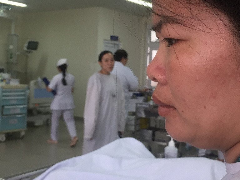 Xót xa cảnh mẹ bán sen nuôi con nằm viện: 'Con ơi, mẹ cạn tiền rồi!'