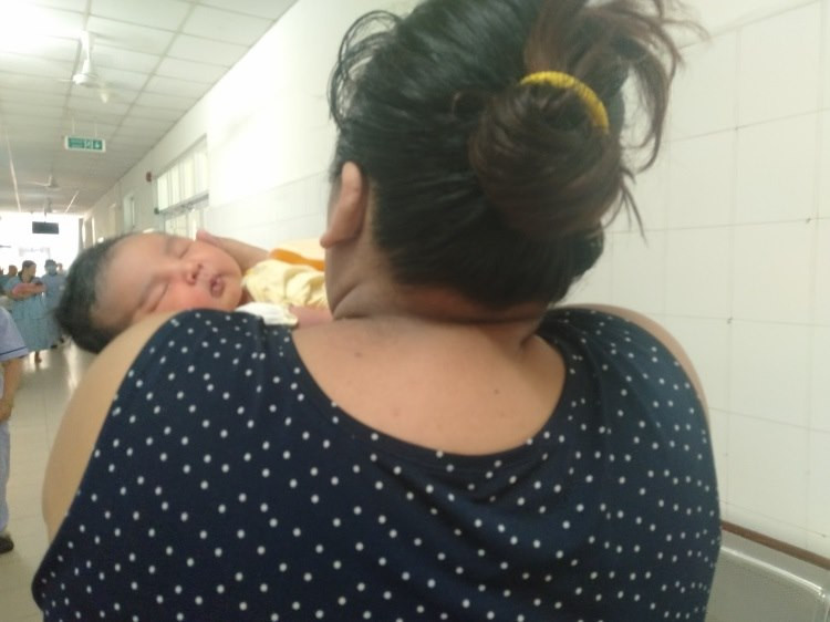 Bác sĩ toát mồ hôi khi mổ sinh cho sản phụ nặng hơn 100 kg