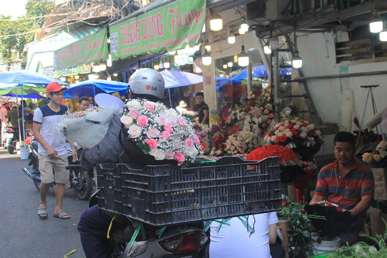 Giá hoa hồng tăng gấp đôi ngày 14/2, nhiều bạn trẻ vẫn chi đậm