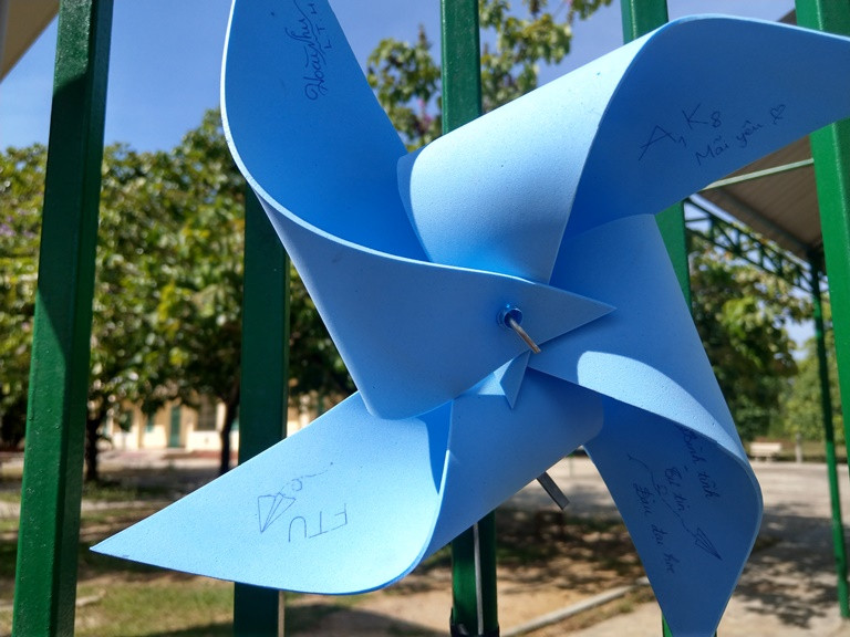 Trước giờ thi: Thầy cô gấp hàng trăm chong chóng cho học sinh viết ước mơ