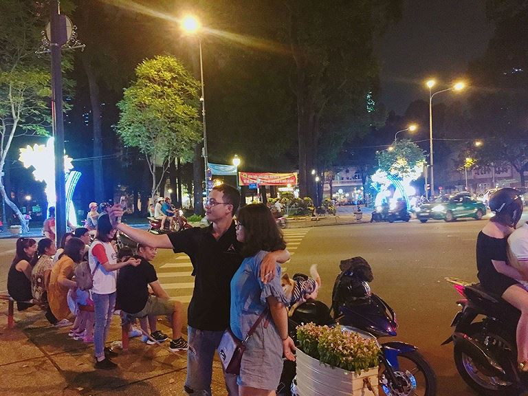 Người dân TPHCM nô nức xuống đường những ngày cuối năm