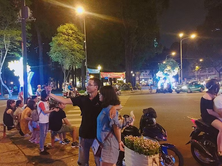 Người dân TPHCM nô nức xuống đường những ngày cuối năm