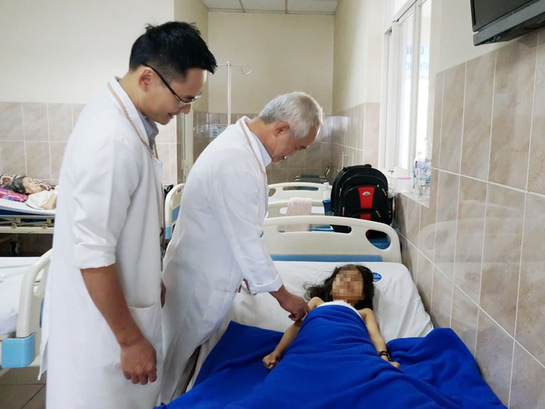 Con hoại tử xương đùi vì cha mẹ chủ quan