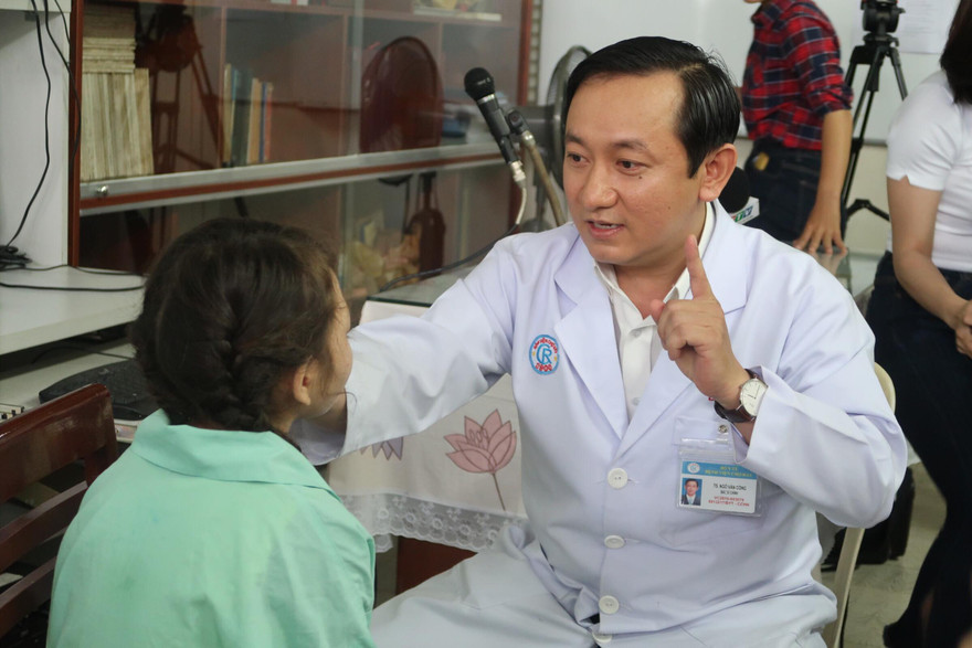 Bé gái mặt biến dạng vì mắt lồi ra ngoài suốt 7 năm