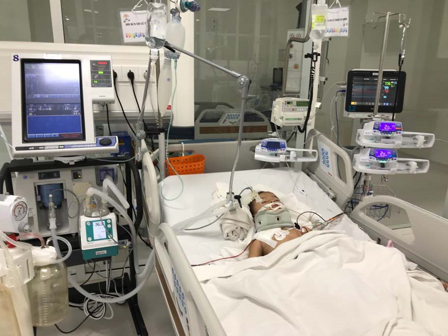 Vấp ngã khi đang ăn cơm, bé gái suýt chết vì bị mảnh sành cứa cổ 