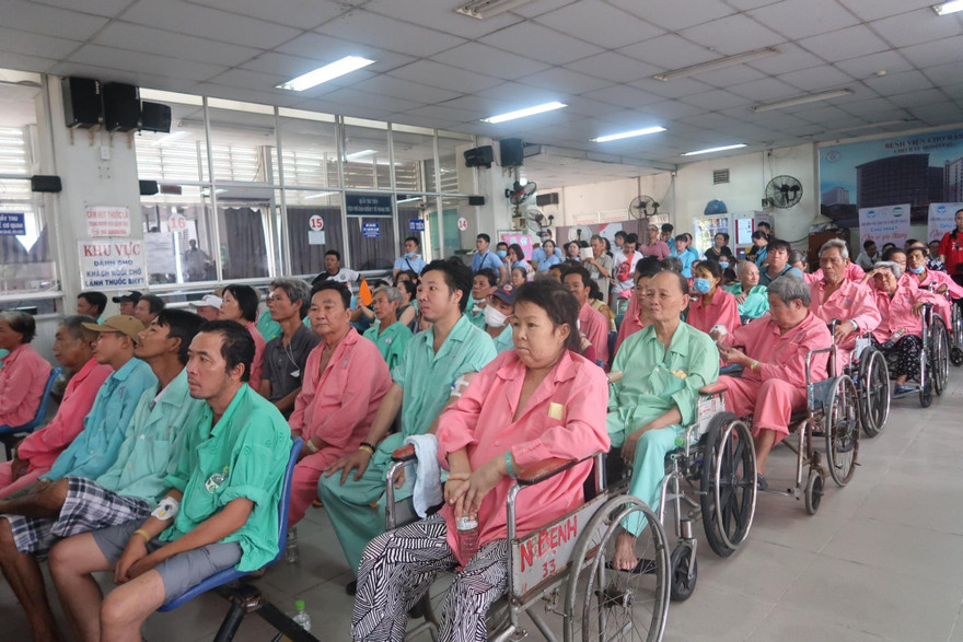 Hàng trăm bệnh nhân quên đau, hòa mình cùng âm nhạc