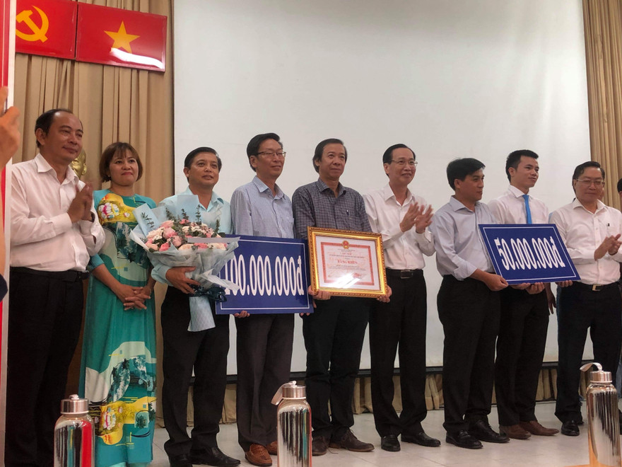 Đại diện 2 bệnh viện nhận thưởng từ UBND Thành phố.