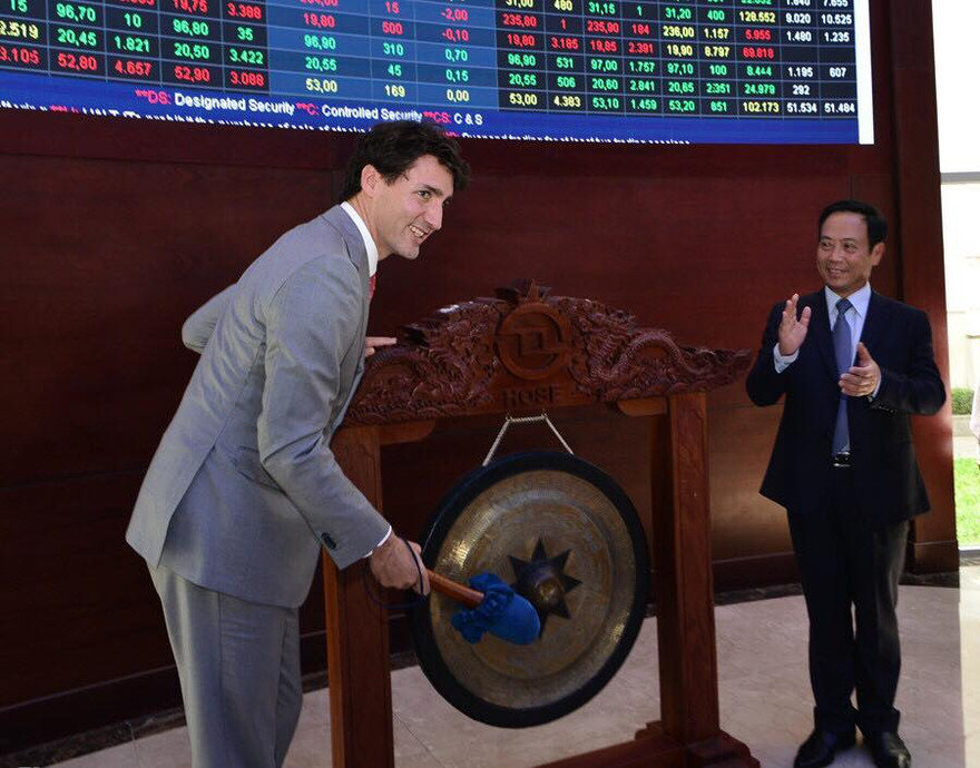 Thủ tướng Canada đánh cồng khai mạc phiên giao dịch HOSE 