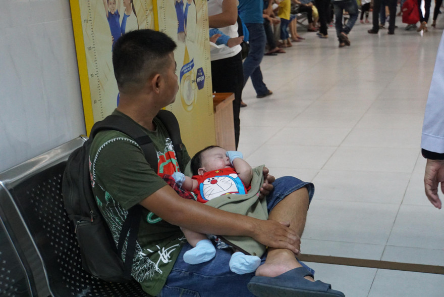 TP HCM: Gần 10.000 trẻ đi khám mỗi ngày vì nắng nóng