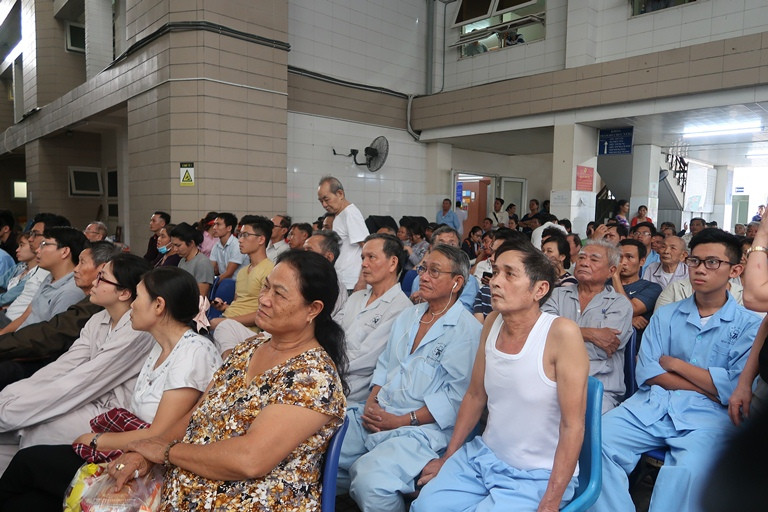 Khoảnh khắc quên bệnh tật để cổ vũ Olympic Việt Nam