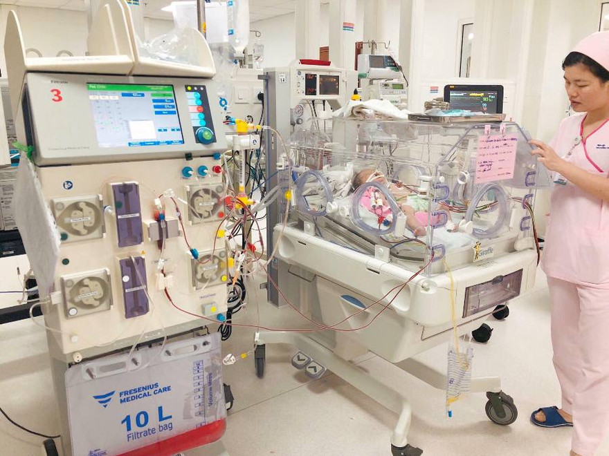 Lọc máu cứu sống bé sơ sinh nhiễm trùng huyết 